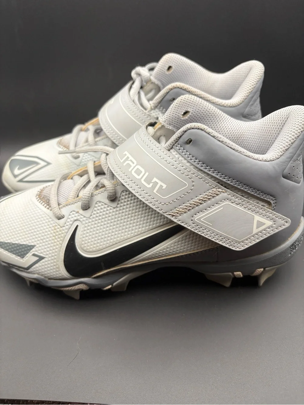 Nike Kids Gray Trout Baseball Cleats with Black Swoosh - Size 6.5